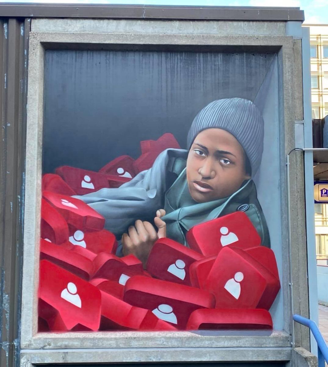 MISERIA SOCIAL. 
La sociedad actual solitaria y encapsulada en sus burbujas de aceptación social. 

Artista: #Chemis