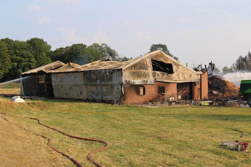 Brandweer Hoogezand assisteert bij grote brand in Oudeschans..