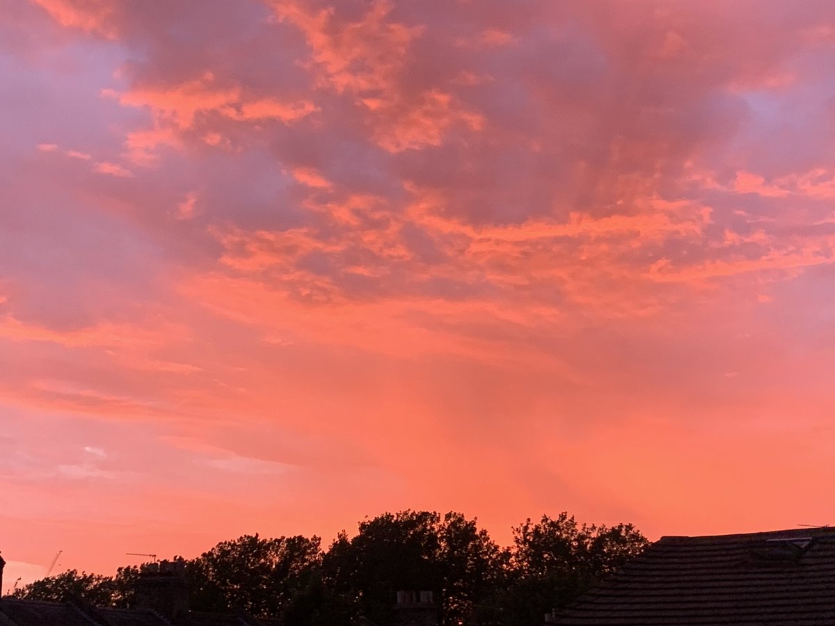 cricketratan's tweet photo. Amazing colour of sky! Taken from home on 31st July 2020. #Stratford #London2012 @TVSLondonT20 @LighthouseSaar #redsky https://t.co/k1QKmt0Fd4