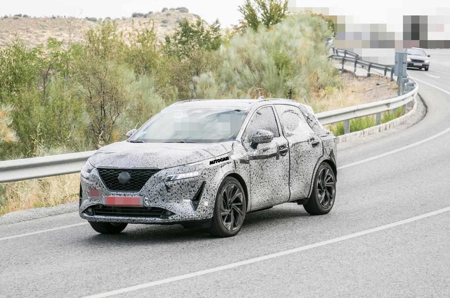 autocar's tweet photo. 2020 Nissan Qashqai: New spy shots give us our closest look yet at the third-generation of Nissan's class-defining SUV https://t.co/rWbJBGoxi5 https://t.co/zdpvTw6g4p