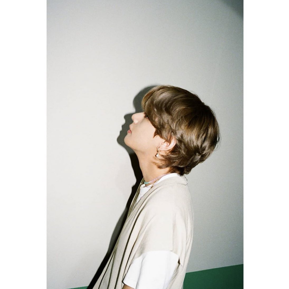 PopBase's tweet photo. BTS’ Taehyung first Dynamite teaser post on Instagram received over 4.5 MILLION likes in 24 hours, making it the most-liked Instagram post by a Korean male Idol in history. https://t.co/y3kwdOsfBf