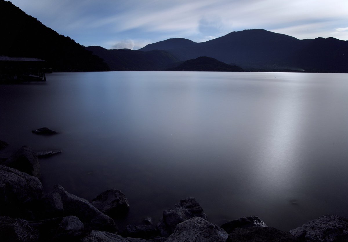 Nuestro Lago (📷:APoma, 20mm, ISO64, 14.7min, f14) #nikond850 #nikkor20mm #landscapephotography #naturephotography #lakephotography #nikonphotography #ndfilter #elsalvador🇸🇻 #elsalvadorimpresionante #lagocoatepeque