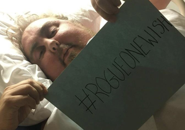 Lucifagor's tweet photo. 22 Agosto 2016 #starwars fallece Neil Hanvey, Primer Fan en ver Rogue One, diagnosticado con cáncer, se lanzó una iniciativa #RogueOneWish pidiendo que pudiera ver la cinta antes de morir, el director Gareth Edwards lo hizo realidad #RIP, #efemeridesstarwars @cuevadelguampa https://t.co/Mj9DERW6iN