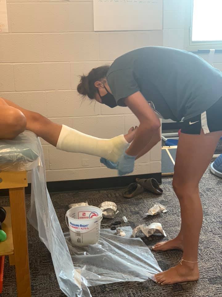 Buffalo_AT's tweet photo. It is always a great day when you get to play with power tools In the AT lab! 1st year students learned from faculty member Sarah Krzyzanowicz and 2nd year Emma Meore how to apply and remove short arm and short leg fiberglass casts! #UBSPHHP #UBATP #casting #castremoval #UBuffalo https://t.co/BxvObE8eGz