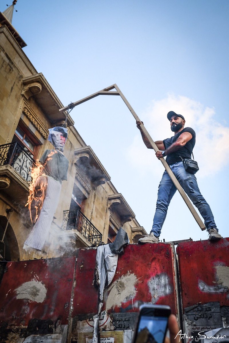 Un homme s’est dressé sur les barrières de sécurité et à brandit une potence sur laquelle était accrochée la photo de Michel Aoun. Il fait parti des prochains dans la listes des démissions souhaitées. Les manifestants ne se contentent absolument pas de la chute du gouvernement...
