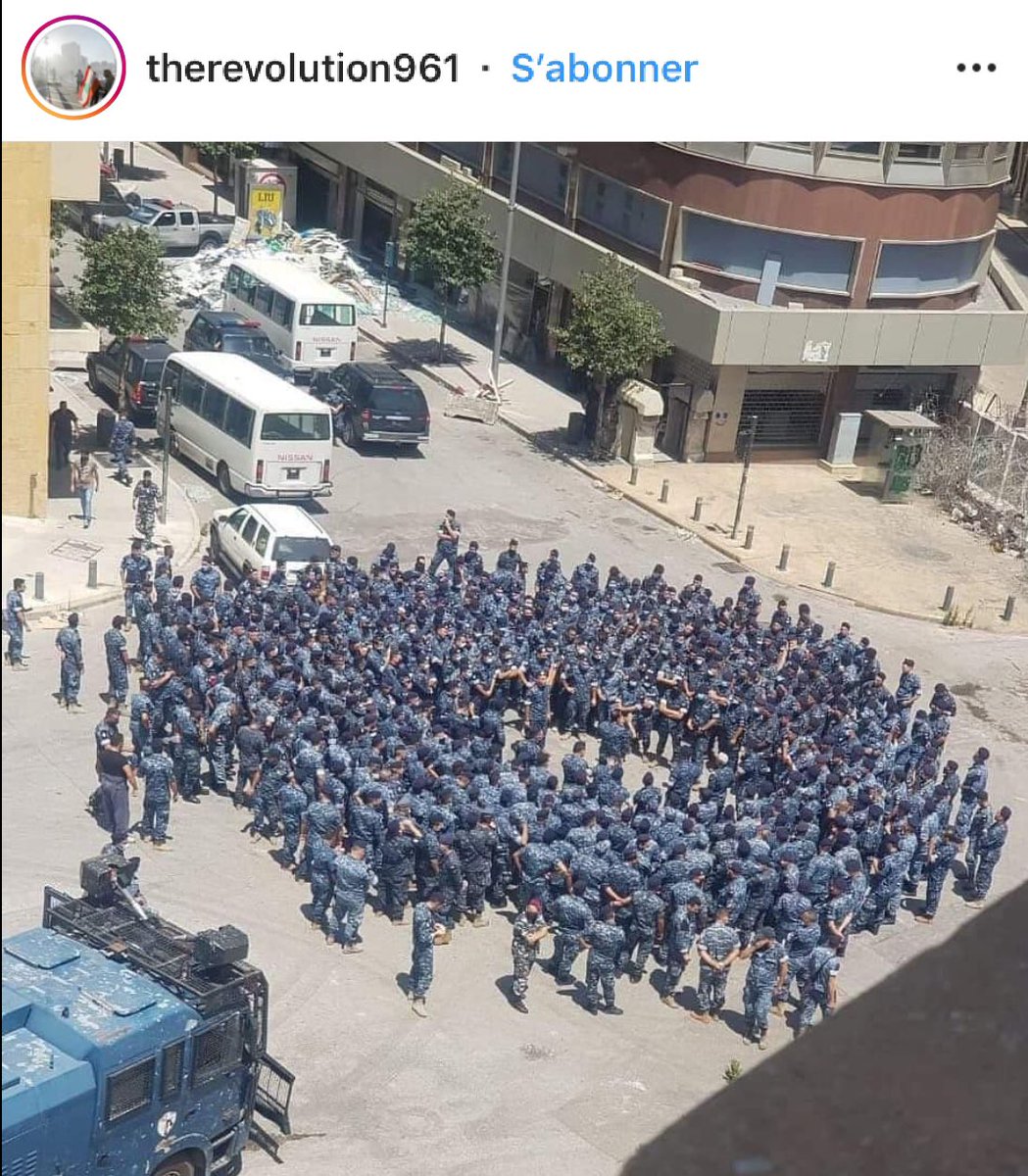 Les « Daraks » ( en bleu-gris ), les forces de sécurité intérieures, sont en général peu appréciés car ce sont les hommes de terrain de la répression. D’autant plus ces derniers temps où des photos d’eux restant à regarder les rues se nettoyer toute seules circulent