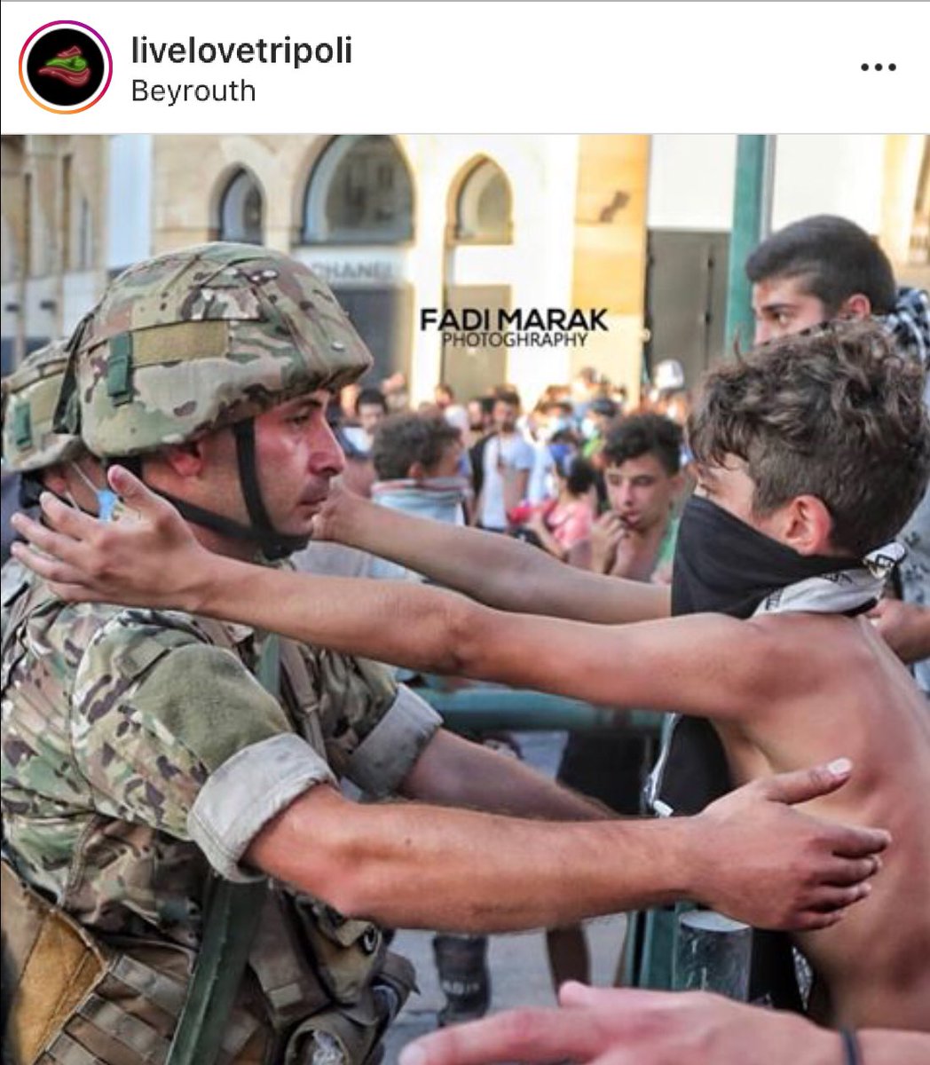 On a vu des manifestants leur donner à manger car ils n’avaient pas de déjeuner... leur réputation est souvent ambiguë. Pour vous illustrer ça : à gauche un soldat qui frappe une journaliste, a droite un soldat qui prend son neveu dans ses bras dans un rassemblement.