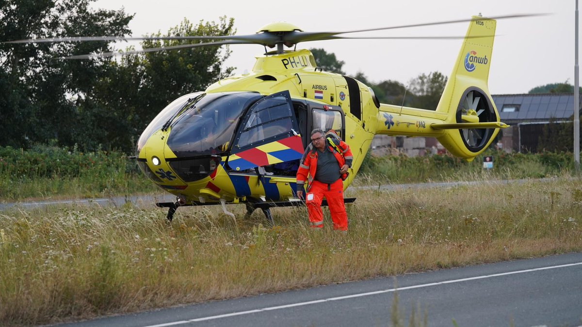 Fietsster zwaargewond bij eenzijdig ongeval in Egmond-Binnen, traumahelikopter ter plaatse..
