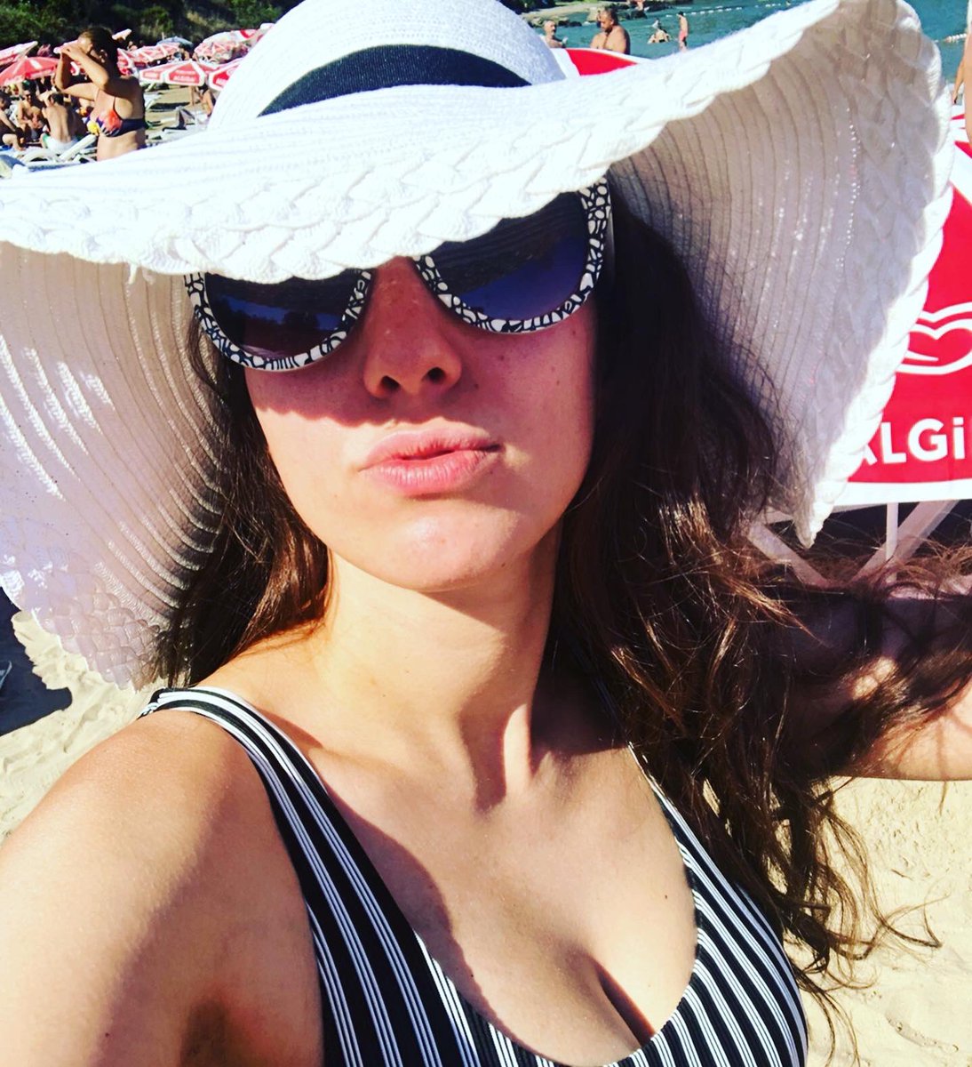 GizemBurcuYetim's tweet photo. Soak up the Sun ☀️ 
.
☀️☀️☀️🧜‍♀️🧜‍♀️🧜‍♀️🧿🧿🧿
.
#soakupthesun #sun #blackandwhite #1950s #beachhat #influencer #microinfluencer #dmforwork #dmforpaidwork #follow #youtuber #instamodel #singer #actress #beach #sand #siyahbeyaz #kum #plaj #şapka #yaz #sanatçı #oyuncu #güneş #bronzlaşmak https://t.co/FFsev7U5BS