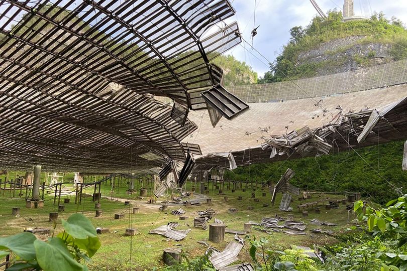 PREXPLORA's tweet photo. The Arecibo Ionospheric Radiotelescope colapsed this afternoon due to failure of one of its main structures. The aging wonder was built in 1963 and has a number of firsts to its credit: it found the first planets around other stars, was the first to image an asteroid. https://t.co/yiUt0JQh68