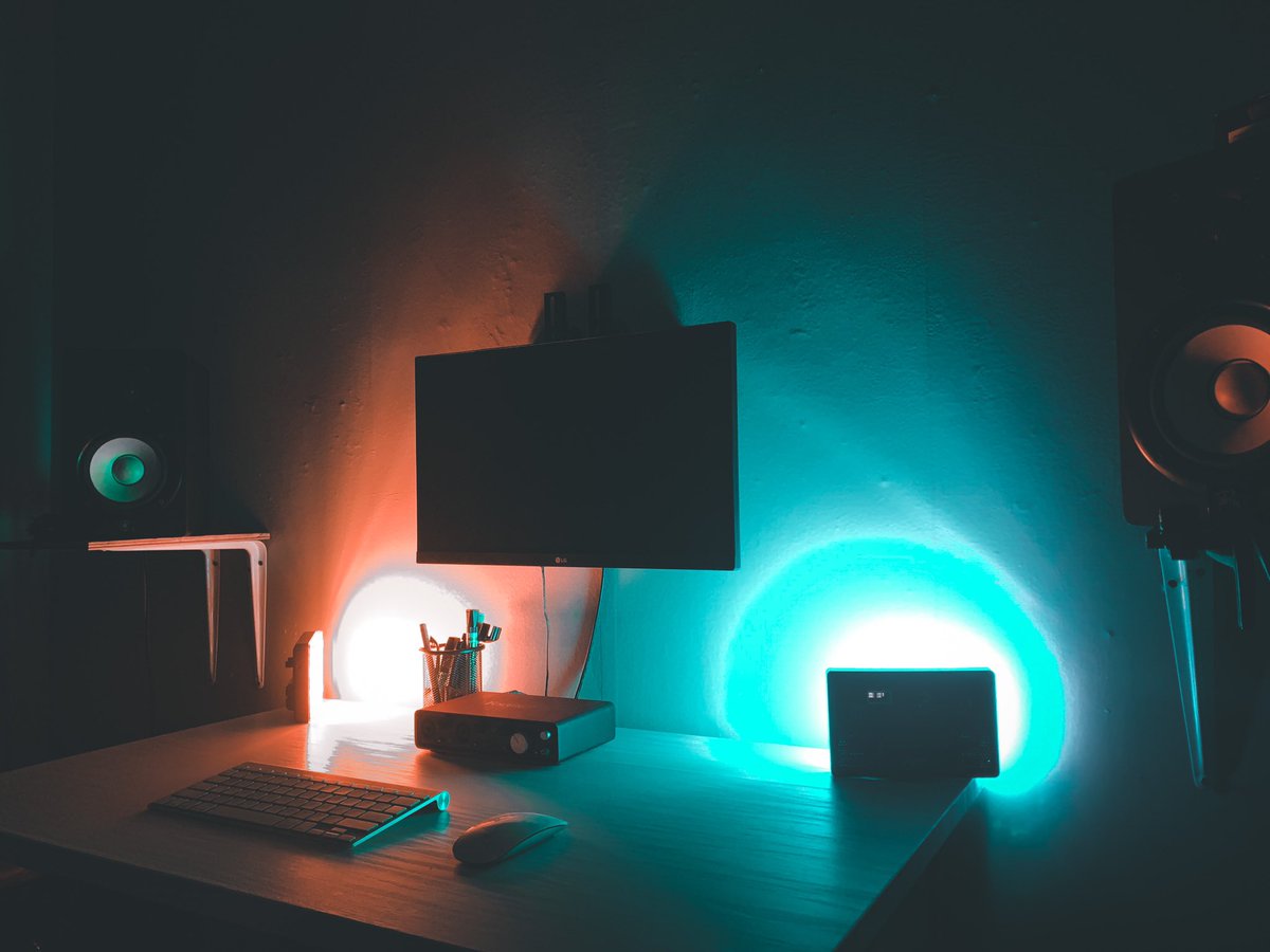 Kalo lg cari mood buat songwriting, gue ganti keyboard biar meja lebih clean dan kalo pick gitar lupa taro lebih gampang nyari nya