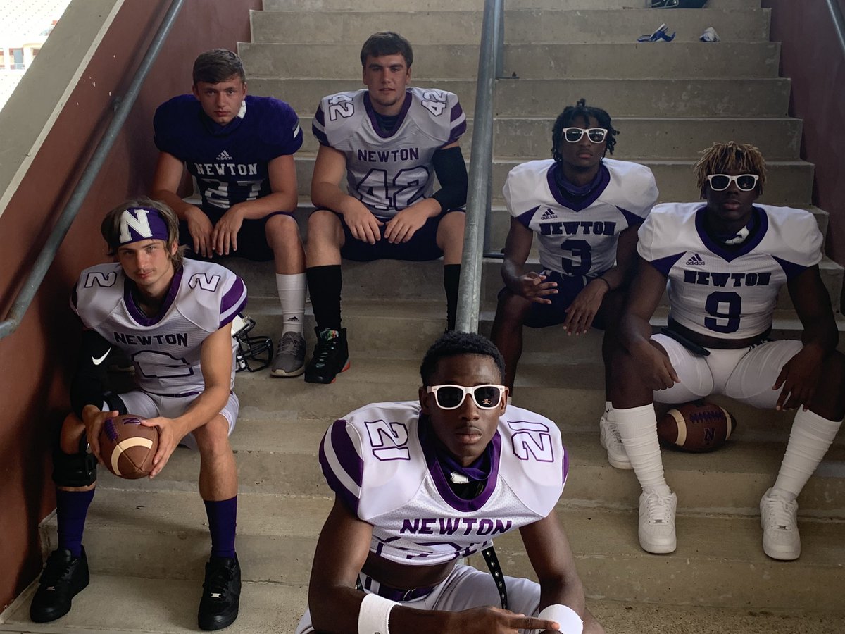 A couple of the Dawgs getting ready for the <a href="/VYPEsetx/">VYPEsetx</a> photo shoot.