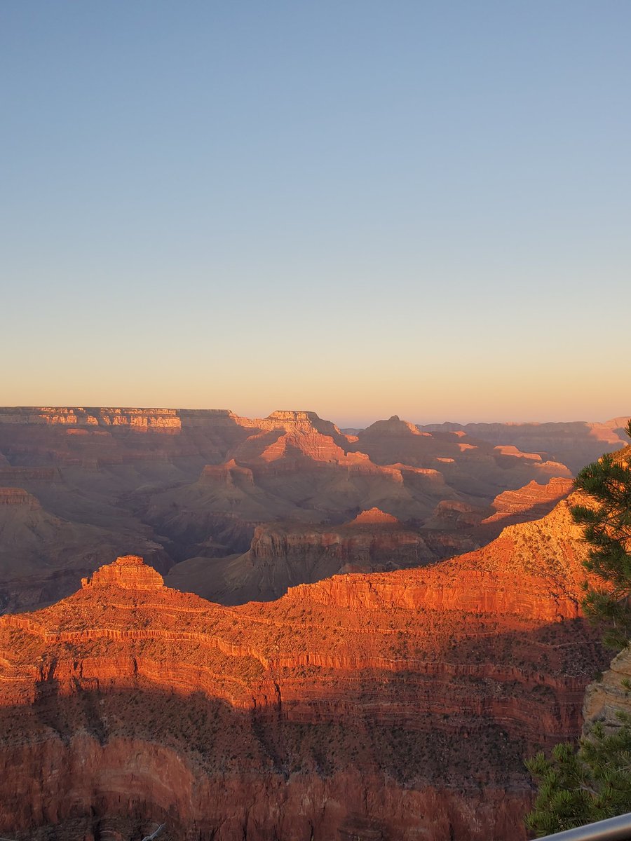 ashleygaulden83's tweet photo. @KydeandEric Watching the sunset last night at the grand canyon. Eventually you put away the electronics and just wonder in all the beauty it has to offer https://t.co/pJGhS0AFfm