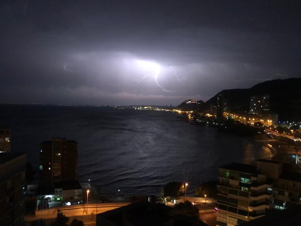 meteoAlcVlc's tweet photo. Playa Albufereta. Alicante @ElTiempoA3 @el_tiempohoy @ElTiempo_tve @Tiempo_Valencia @ElTiempoes @apuntoratge @oratgenet @aldaiameteo @llobiols @marcsansa @Tiempo_Mercedes @VictoriaBotey @jcfortea @UtielMeteo @mbarreiro_tve @davidlopezrey https://t.co/BtBgHh8gGZ