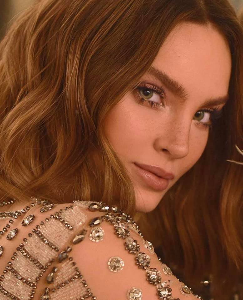 aguschucho's tweet photo. Del rosal salen las rosas mรกs bonitas, de las rosas los perfumes mรกs aromรกticos y de tus labios, cariรฑo mรญo, un amor que me enloquece. @belindapop @flowercita05 @FANYLOQUESOY @OBNoticiasOfi #TeamBelinda #Belifans #TeamBelifans #Perfeccionhumana ๐๐คฉ๐ฅฐ๐โค๏ธ๐น https://t.co/cfbJA1SDSt