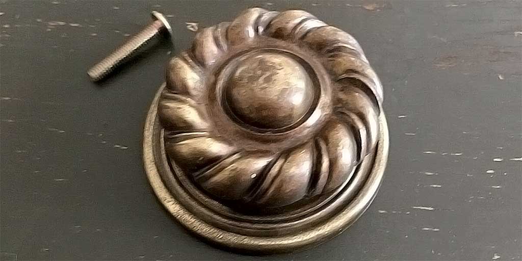 CommForklift's tweet photo. Today I learned what “gadrooning” is! These #vintagedrawerpulls in the #CommunityForklift #eBay store have gadrooned edges, meaning the pattern on the edge is made up of convex sections. More importantly, it’s a very satisfying word to say out loud. https://t.co/OGpwVl7XTH https://t.co/6HT24o8shd