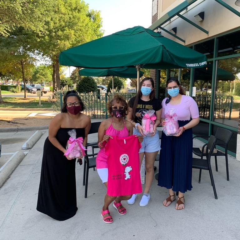 chemo_bearable's tweet photo. Ragina finally met her student volunteers in real life and provided them with a token of appreciation this past weekend! #TestimonialTuesday #StudentVolunteers #Starbucks #Gifts #Appreciation https://t.co/N1DdVEKMUM