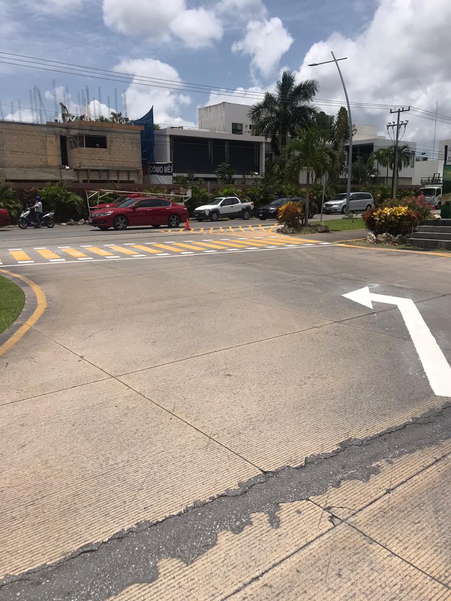 gpocumbres's tweet photo. Trabajo en equipo, @gpocumbres dona pintura especial de señalización. Felicitaciones a @MaraLezama y al secretario Ricardo Archundia por preocuparse por los peatones y la imagen de la ciudad y avenida Huayacan. https://t.co/6J3RfZlPzz