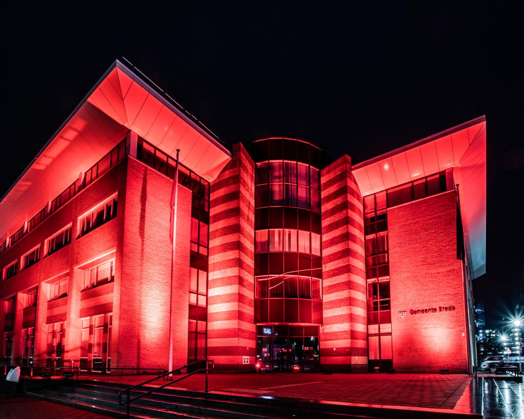 In Breda kleurt dinsdagavond het gemeentehuis rood om aandacht te vragen voor de noodlijdende evenementenbranche. Het coronavirus raakt de sector hard. Die komt daarom met de actie 'red alert'.

#REDALERT #ilovebreda #Breda @PaulDepla <a href="/breda/">Gemeente Breda</a>