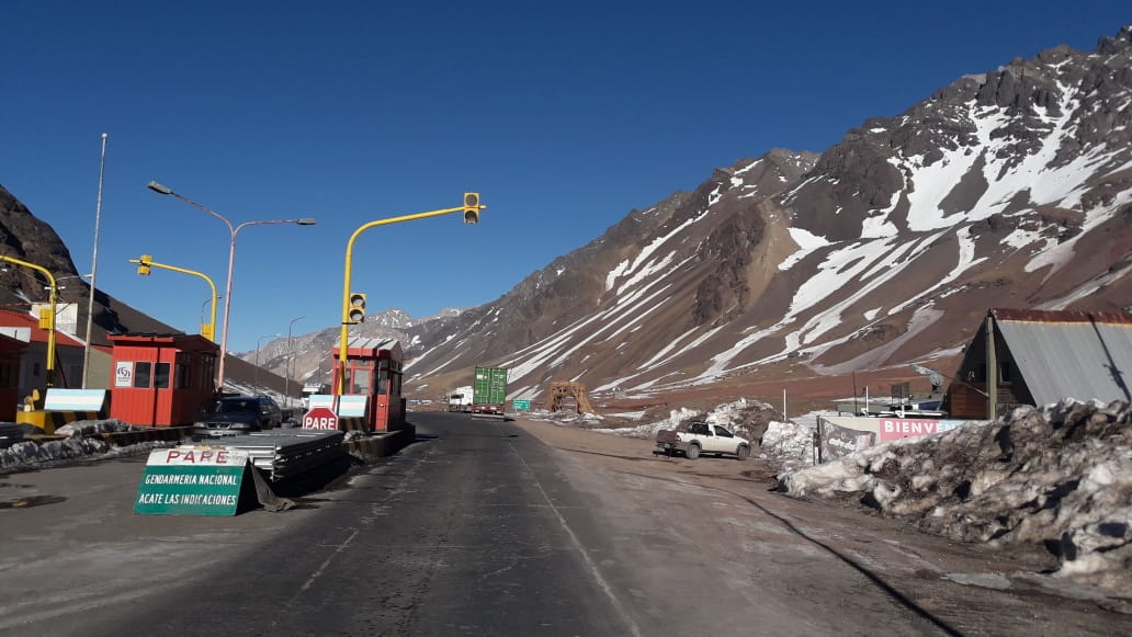 rominawinner's tweet photo. #Mendoza
Paso #CristoRedentor #RN7 en Mendoza habilitado para transporte de cargas hasta las 21 hs. de Argentina.
Paso #Pehuenche #RN145 cerrado por acumulación de nieve.
#rominawinner https://t.co/Plm18j1Lra