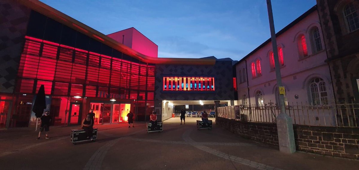 TheatrauSirGar's tweet photo. Heno rydym yn sefyll gyda ein chydweithwyr ar draws y wlad yn y diwydiant digwyddiadau #CreuDigwyddiadau Tonight we are standing by our colleagues across the country in the event industry #WeMakeEvents. 

#LetTheMusicPlay #LightItInRed #livemusic #liveeventssector #theatre https://t.co/cswmD6BIIo