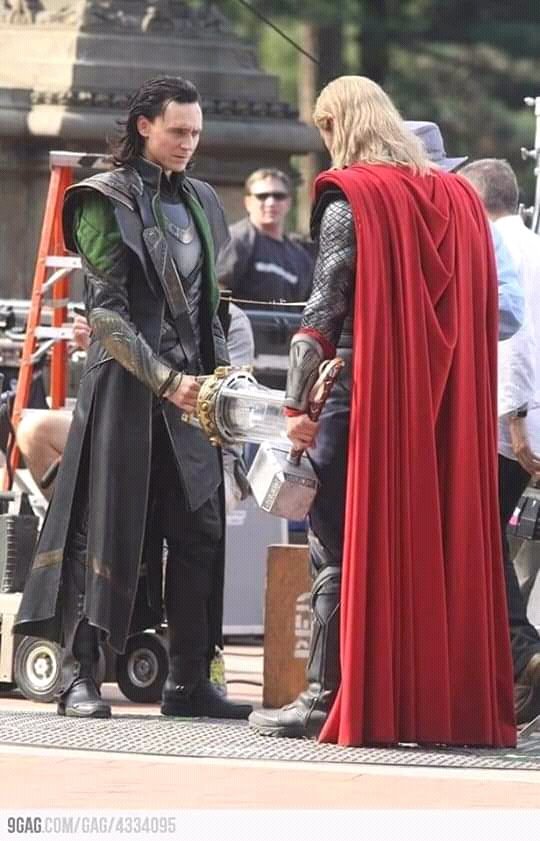 maryensenada's tweet photo. #HiddlesHems #Loki #Thor #TomHiddleston #ChrisHemsworth #HappyBirthdayChris @HiddlestonSpam https://t.co/UKiHABKQIs