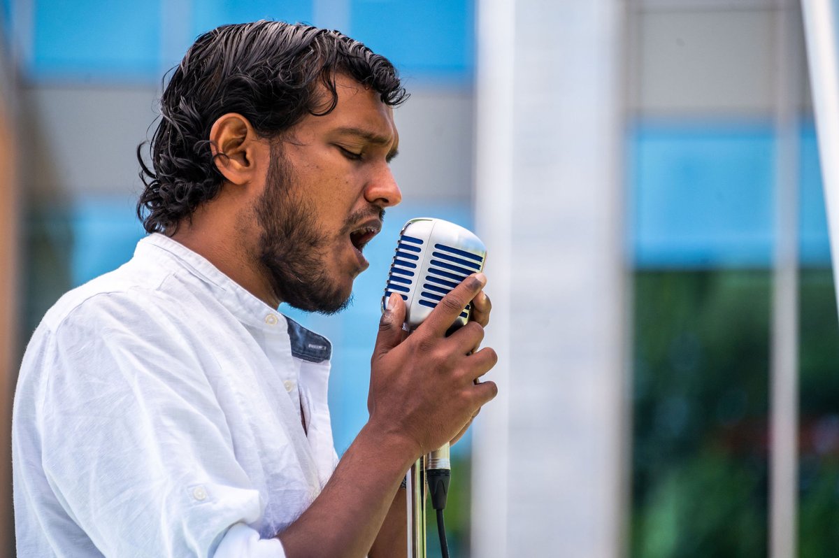 TapestryOpera's tweet image. This past week, #BoxConcerts was delivered to #Toronto’s east end and entertained front-line workers &amp;amp; residents at @UnityHealthTO in #NorthYork and @GuildwoodMember in #Scarborough. Thanks to @DahliaKatz for these stunning photos of Tenor @asithatennekoon in action! @Soulpepper