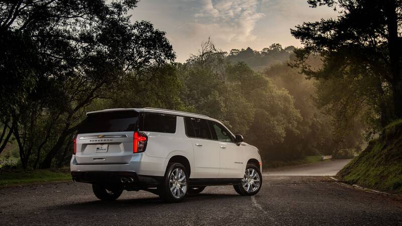 Autocosmos's tweet photo. La nueva @ChevroletMexico #Suburban2021 es capaz de transportar hasta 9 personas😍ganó 25 cm de espacio para los pasajeros, así que ya pueden viajar adultos en la 3a banca con total confort ¿Qué es lo que más te gusta de esta nueva generación? 👉 https://t.co/MqabqCiGj8 https://t.co/5CkLRbL2Hk
