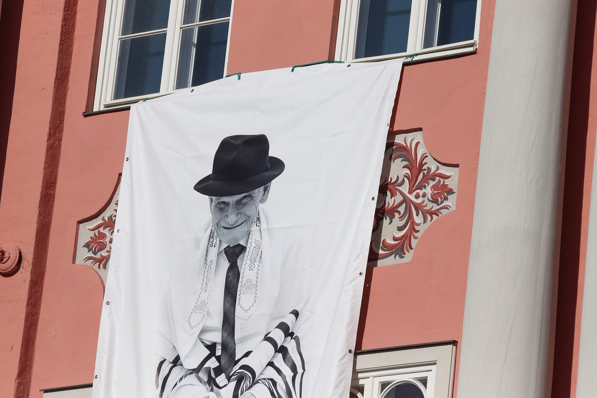 HRONazifrei's tweet photo. Ein paar Eindrücke von der heutigen Trauerfeier für den verstorbenen Landesrabbi William Wolff. https://t.co/iRdu4gxaEX