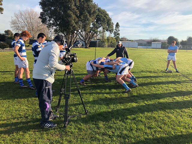 Great to have ex international referee Chris Pollock back in front of the camera filming his latest Bridging the Gap series. 
Coaches, the better we understand the law and how we play the game the better the game will be. 
therugbysite.com/coaching-video…