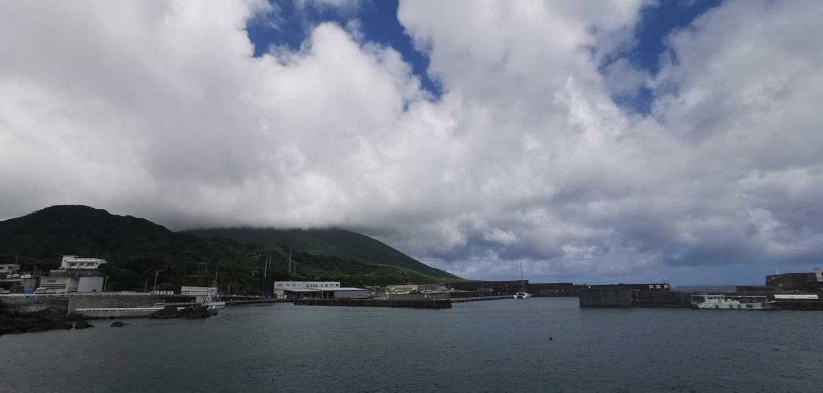 神港つり具 八丈島 朝からレンタルフル回転ですが 釣場は結構空いてます ムロアジまだの模様 底土も凪で空いてますよ 八丈島堤防釣り 神港つり具 八丈島 朝からレンタルフル回転ですが 釣場は結構空いてます ムロアジまだの模様 底土も凪で空いてますよ 八丈島堤防釣り