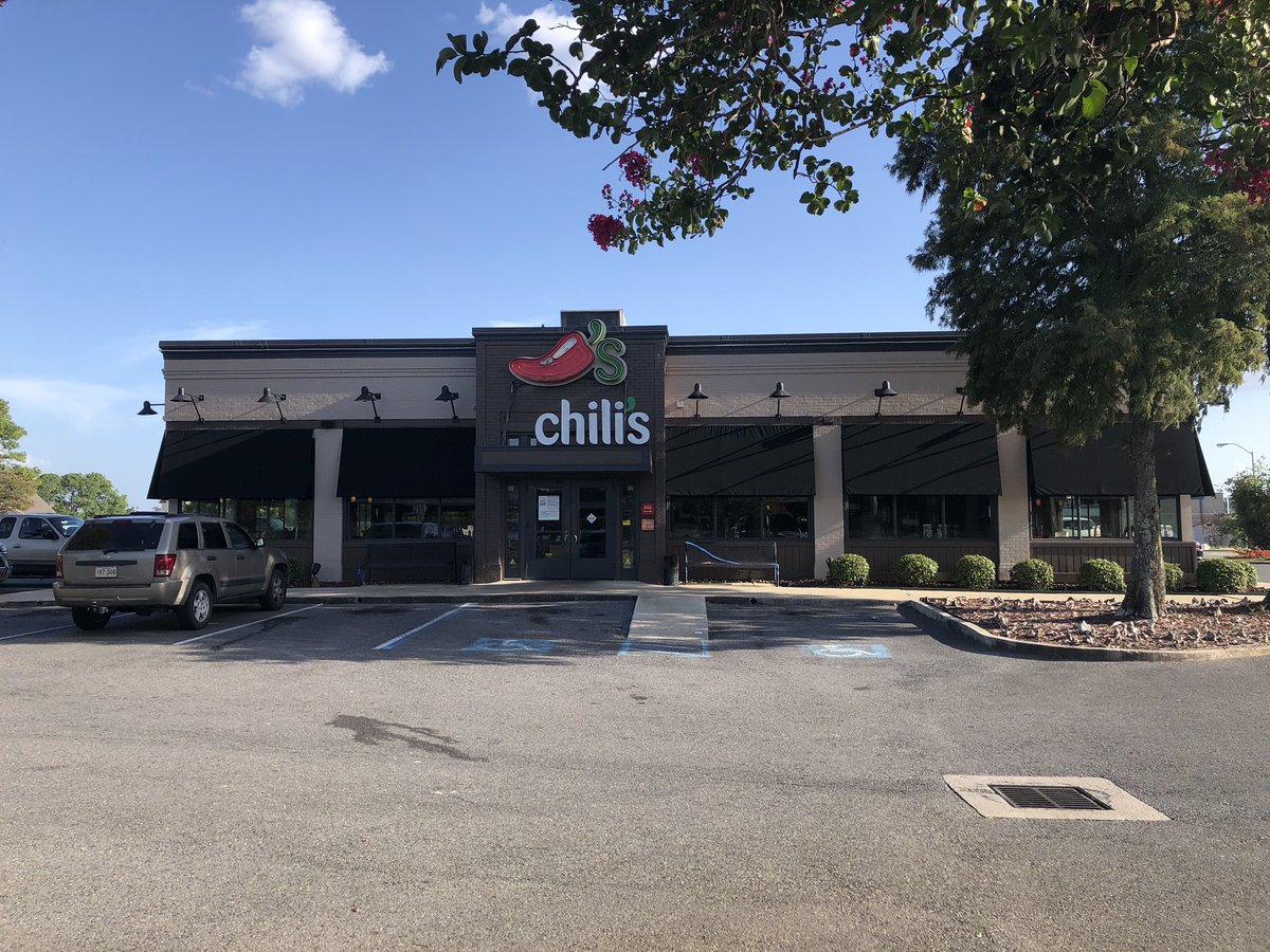 LesterDuhe's tweet photo. A 17 year old host at Chili’s in Baton Rouge was allegedly attacked by a group of 11 or more women Sunday, for enforcing the restaurants social distancing guidelines. Sending her to hospital w/ stitches. Her story &amp; a response from Chili’s on @WAFB at 10. https://t.co/liZ0iDBW6n https://t.co/RQfosFCaUu