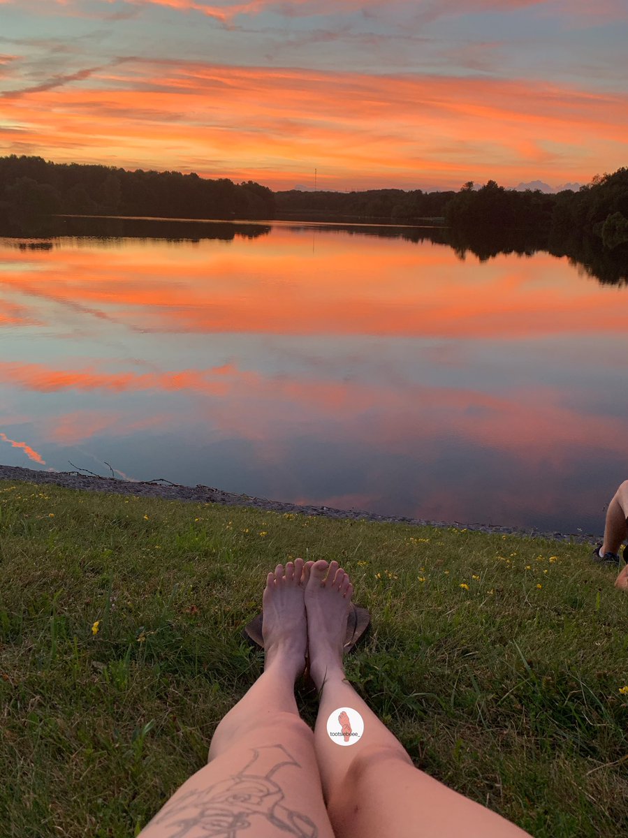 Tootsie_Beee's tweet photo. Went on a walk & enjoyed the sunset. Really needed that after my operation yesterday π₯°π£ #sunsetfeet #sunsetmodel https://t.co/qRA6BRIDpV