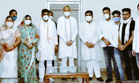 Radhemahwa's tweet photo. प्रयोगशाला सहायक में एक पेपर करा के 2800 और एलडीसी में 3-3 phase होने के बाद भी 2400 एलडीसी workload भी अच्छा रहतें है 3rd grade teacher भी अब हमने देख लिए कितना क्या करते है.. #LDC_3600GP_राजस्थान
@ashokgehlot51 
@SachinPilot
@News18Rajasthan https://t.co/nv17waMyYA
