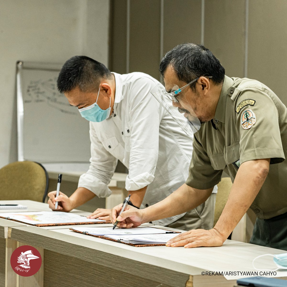 rangkongID's tweet photo. Pada 10 Agustus 2020 lalu, Rekam Nusantara Foundation dan Balai Besar Taman Nasional Betung Kerihun dan Danau Sentarum menandatangani Perjanjian Kerjasama (PKS) untuk aktivitas salah satu unit kegiatan Rekam Nusantara Foundation yaitu Rangkong Indonesia. https://t.co/GQqNfMy4Pc