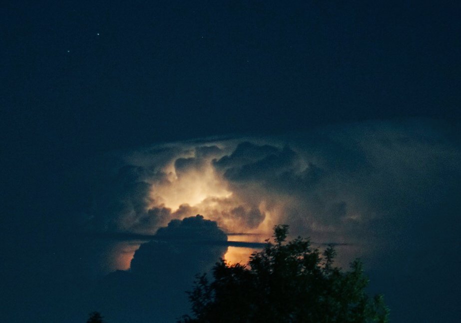 chrissandys's tweet photo. A stunning silent lightshow in the heavenlies 🌩⚡🌩️

#lightning #lightningstrike #lightningstorm #lightningbolt #storm #stormy #storms #stormbrewing #thunderstorm #nothunder #lightshow #Gloucestershire #weather #summer #summerweather #sohot #uk #August https://t.co/ksuH83sESu