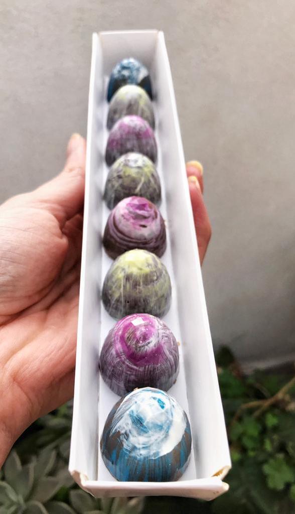 BeneeBotticelli's tweet photo. Con mí hermana empezamos un micro emprendimiento de chocolates! Si no sabes que regalar estas cajitas son perfectas (y muy ricas 🤤). Con seguirnos y difundir nos ayudan muchísimo! Ig: https://t.co/hv7MHChWmk https://t.co/kAYVChMabk