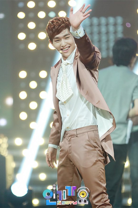 cmoonsun's tweet photo. 진기야 해 나왔어☀️
잠시라도 밝은 에너지 받아서
오늘 하루도 즐겁게 지내렴~ 
#온유 #ONEW #샤이니 https://t.co/b3j7Iv6rAA