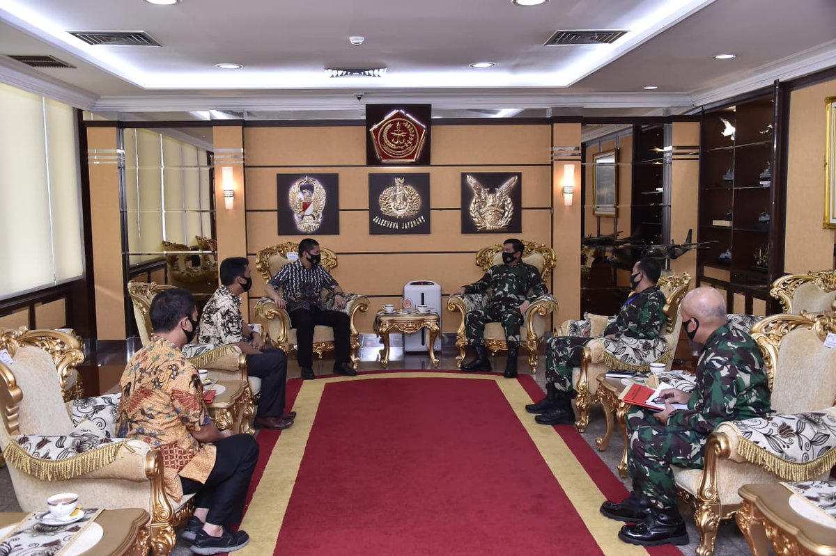 Puspen_TNI's tweet image. Panglima TNI Terima Audiensi Pengurus PB FORKI instagram.com/p/CDvrySGAkyK/… 😎💂 #P5TNI #Audiensi #FORKI