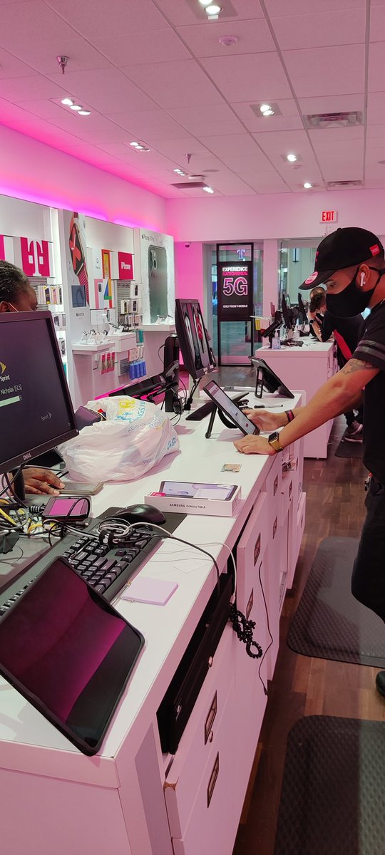 Willcu2020's tweet photo. Jon giving a magenta treatment with business solutions with a 2 line and a tablet line for her business!!! @TracyNolan_ @timashley33 @becca3189 @MaTrenta619 @Mil0812 https://t.co/2D9fiAr5uN