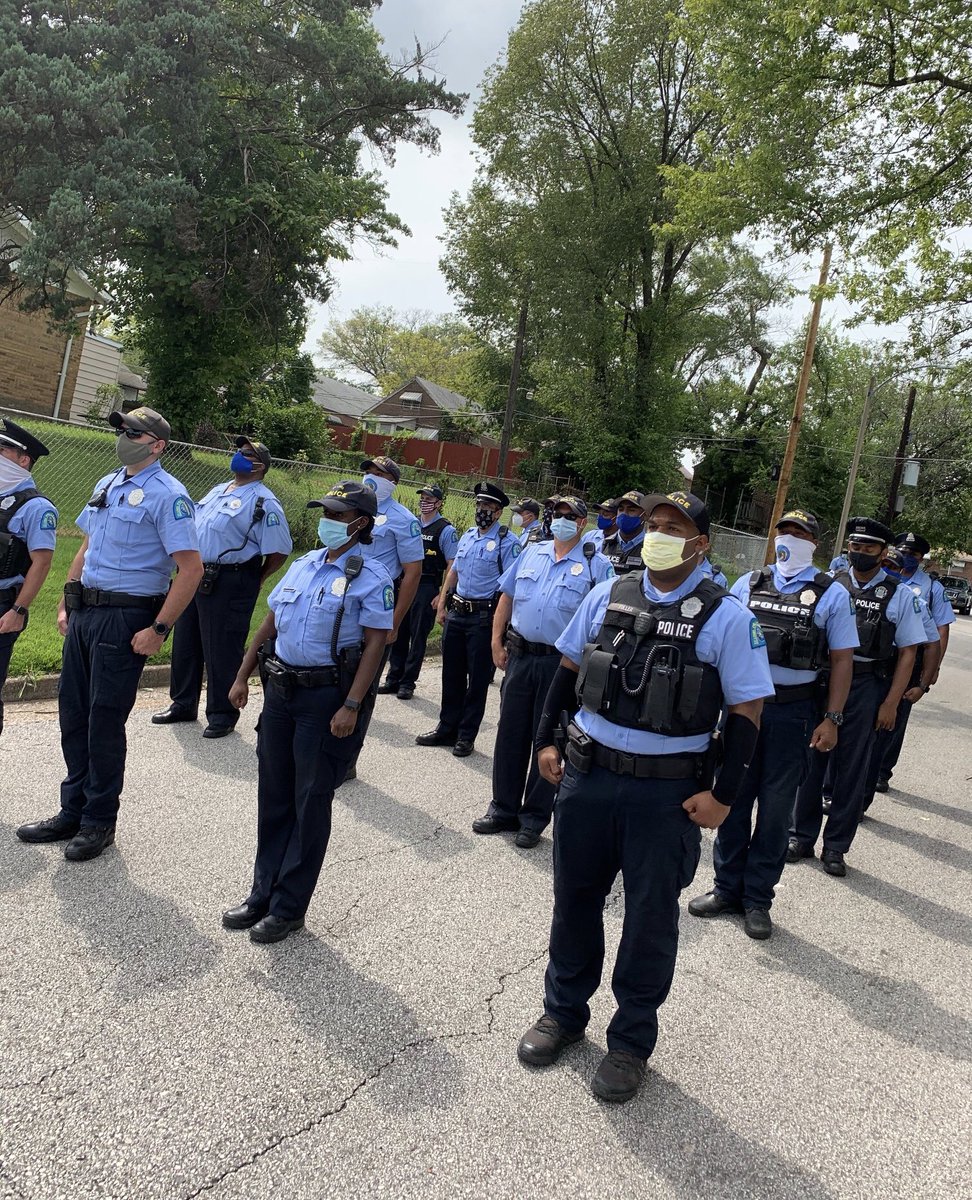 SLMPD's tweet photo. This afternoon, #SLMPD Dist 6 officers held #communityrollcall at Floy & Leonora Avenues in the Walnut Park West Neighborhood. #OperationPolarCops attended and passed out ice cream π¦ and sports gear to citizens! #STL #community https://t.co/0dLsBsmoso
