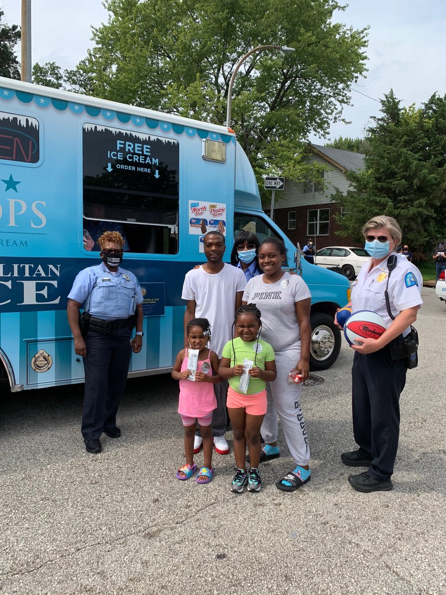 SLMPD's tweet photo. This afternoon, #SLMPD Dist 6 officers held #communityrollcall at Floy & Leonora Avenues in the Walnut Park West Neighborhood. #OperationPolarCops attended and passed out ice cream π¦ and sports gear to citizens! #STL #community https://t.co/0dLsBsmoso