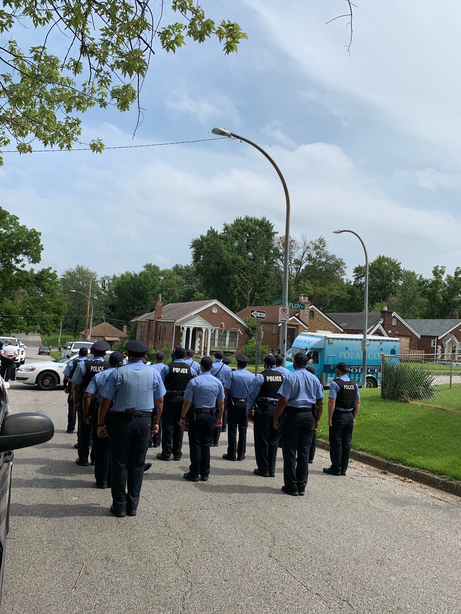 SLMPD's tweet photo. This afternoon, #SLMPD Dist 6 officers held #communityrollcall at Floy & Leonora Avenues in the Walnut Park West Neighborhood. #OperationPolarCops attended and passed out ice cream π¦ and sports gear to citizens! #STL #community https://t.co/jQFV3i89Kb