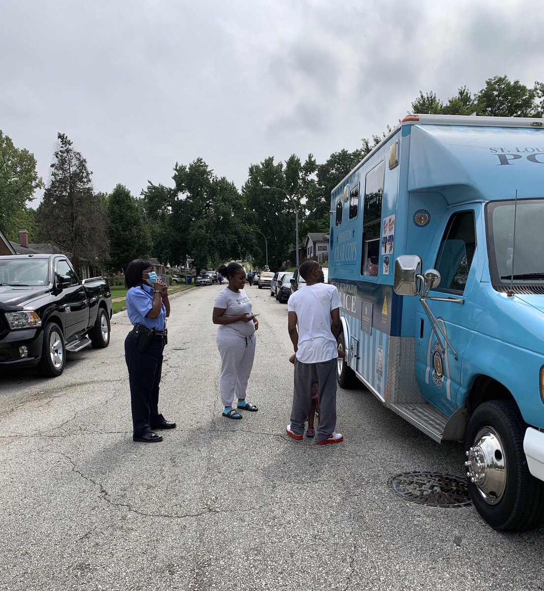 SLMPD's tweet photo. This afternoon, #SLMPD Dist 6 officers held #communityrollcall at Floy & Leonora Avenues in the Walnut Park West Neighborhood. #OperationPolarCops attended and passed out ice cream π¦ and sports gear to citizens! #STL #community https://t.co/jQFV3i89Kb