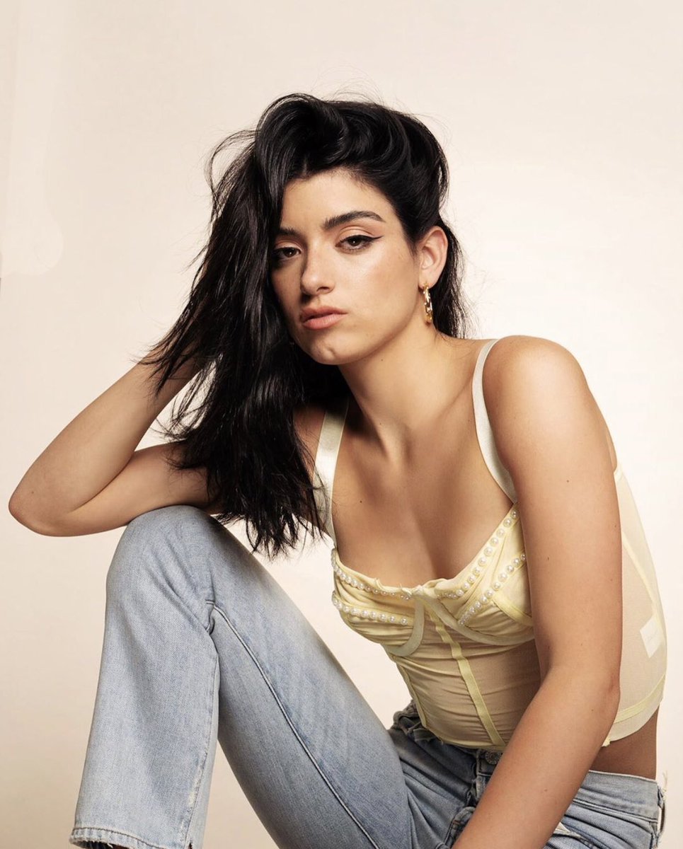 𝗬𝗘𝗟𝗟𝗢𝗪 https://abs.twimg.com/emoji/v2/... draggable=