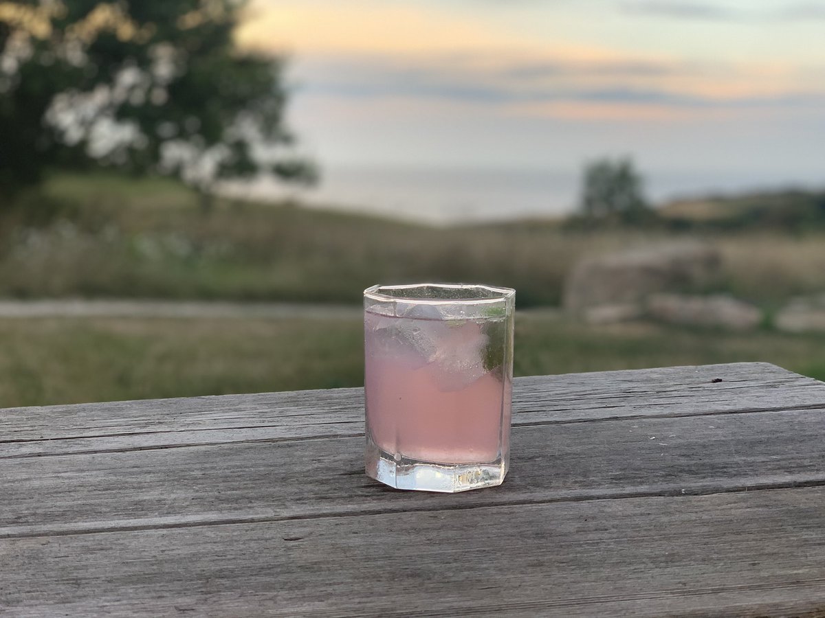cocktailers's tweet photo. #Monkey47 gin + FeverTree Aromatic Tonic Water + lime. Perfect sunset drink! https://t.co/a9upZqkeUl