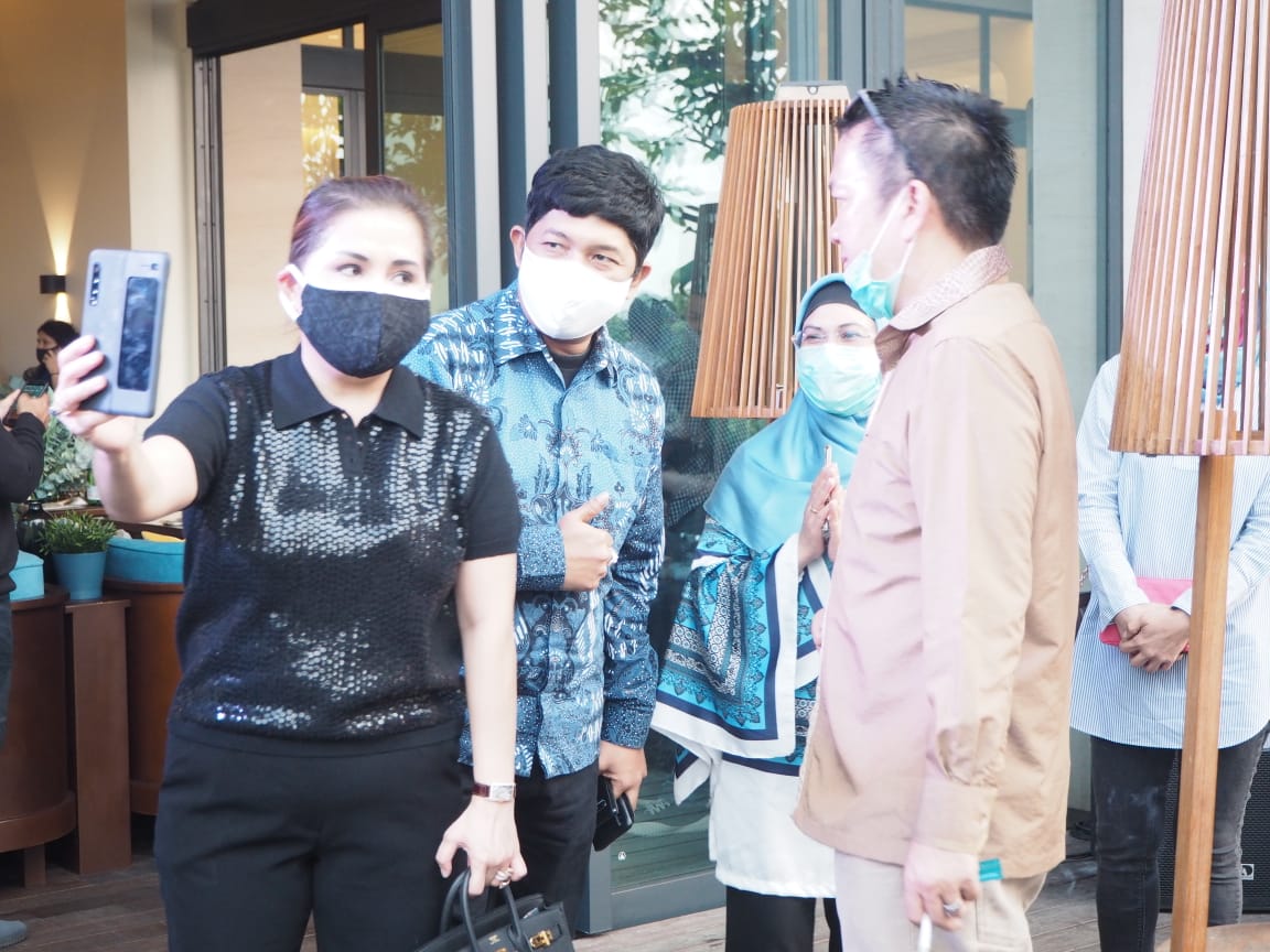 Semalam akhirnya bisa kenalan sama Cawalkot Tangsel dari Partai Demokrat <a href="/NurAzizah_2020/">Siti Nur Azizah Ma'ruf</a> ternyata orangnya baik banget, hahaha cc <a href="/Amal_Alghozali/">Pemuda Idaman</a> @DonAdam68 <a href="/Toperendusara1/">To'pe</a>