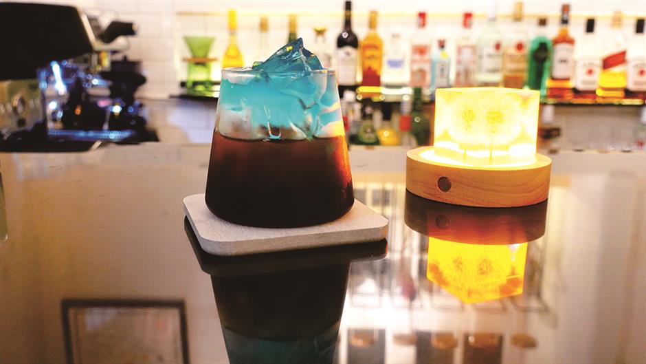 dscvr_shanghai's tweet photo. Coffeeology in the metropolis.
More and more coffee shops are combining themselves with another line of business, such as selling clothes, fragrances, footwear or even hosting art exhibitions. https://t.co/qxB2g3BMqc https://t.co/mZGcf5uoEc