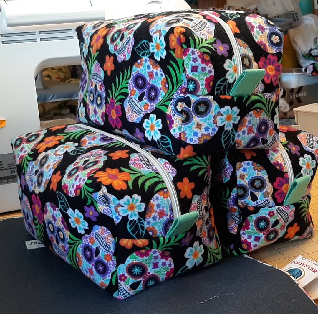 MadebyRini's tweet photo. I made boxypouches 😊💪🧵👍���

#ilovesewing✂️❤️ #isew #boxypouches #handmadepouches #handmadeboxypouches #imakepouches #toiletrybag #zipperpouches #madeinkentucky https://t.co/jlHwhkeXfD
