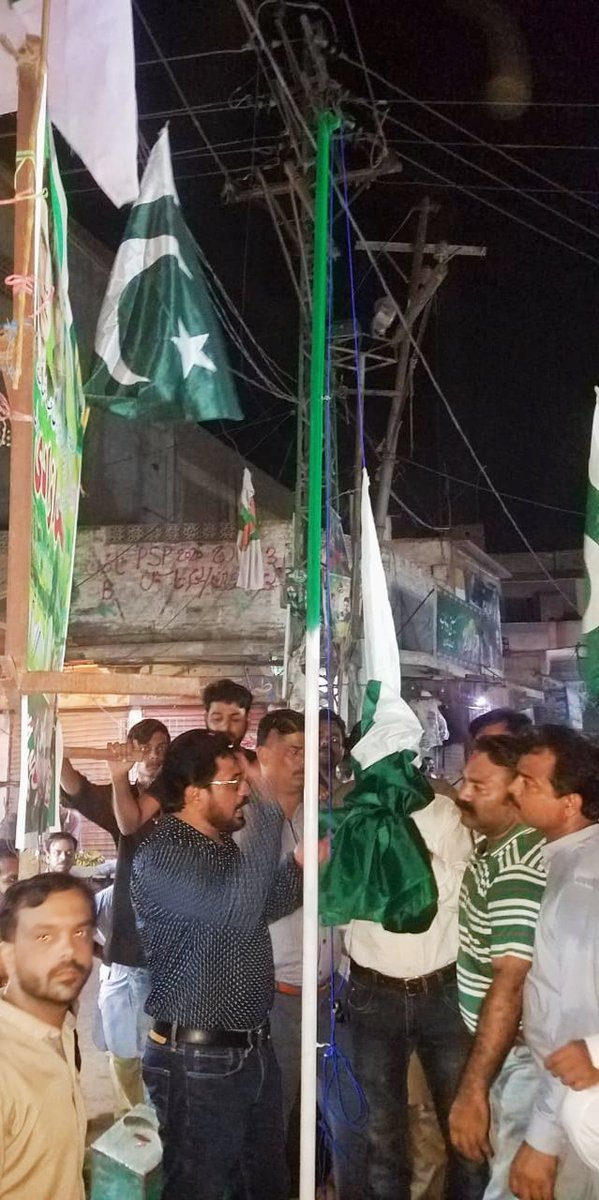 Waqask881's tweet photo. تنظیم (ایم کیو ایم پاکستان) بحالی  کمیٹی ڈسٹرکٹ حیدرآباد کیجانب سے مختلف سیکٹرز میں جشنِ آزادی کے حوالے سے منعقدہ پروگرام,
اس موقع پر ڈسٹرکٹ انچارج سمیت کارکنان و عوام کی بڑی تعداد نے شرکت کی اور پاکستانی پرچم بلند کیۓ گیۓ.
#IndependenceDay2020
@DFSMQM @SyedWaseemMNA
@ORCMQM https://t.co/tZZkKgte4l